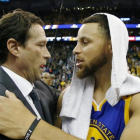 Stephen Curry (Golden State) y Quin Snyder (entrenador de Utah) se saludan tras el partido.