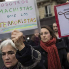 Una mujer con una pancarta con el mensaje «vosotros machistas sois los terroristas» en París.