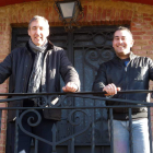 Manuel Benito Otero Vueltay José Luis González Nava, en el accesoa la parte superior dela histórica bodega en la que elaboran.