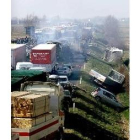 Los coches y camiones siniestrados se amontonan en el lugar de accidente