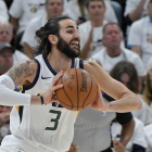 Ricky Rubio se prepara para repartir juego entre sus compañeros.