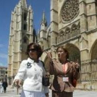 Imagen de archivo de Carmen Calvo y la concejala Evelia Fernández
