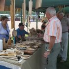 Numeroso público se paseó por la feria para ver los puestos de artesanía y alimentación.