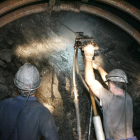 Dos mineros en el interior de una mina en León. NORBERTO