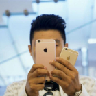 Un joven con el Iphone 6s.