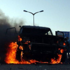 Yemenís se reúnen cerca de un vehículo incendiado propiedad de combatientes Huthi.