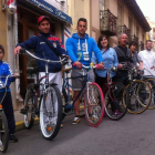 Iñaki, Omar, Pablo, Manuela, Isaac (padre de Raúl), Arturo, Israel y Mario posan con sus bicicletas en Santa María del Páramo. Pronto participarán en el Ciclofest