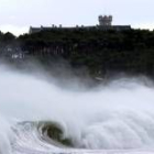 Aspecto de la playa El Sardinero en Santander con el Palacio de la Magdalena al fondo