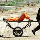 La policía militar traslada a un preso.