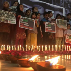 Varios niños participan, el sábado pasado, en un acto en recuerdo de las víctimas de un atentado en un colegio de Quetta que tuvo lugar hace tres años.