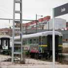 Trenes de Renfe en León pintados con grafitis.