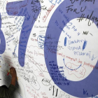 Un hombre escribe sus condolencias por las víctimas del vuelo MH370 de Malaysia Airlines en el aeropuerto internacional de Kuala Lumpur en marzo del 2014.