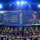 Alejandro Valverde, entrevistado en la pantalla gigante junto a sus compañeros del Movistar durante la presentación de los equipos participantes en el Tour, en Leeds.