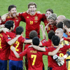 Los internacionales españoles celebran su rotunda victoria en la final de la Eurocopa 2012 ante una Italia que fue desarbolada por el talento de La Roja.