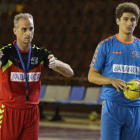 Guijosa da instrucciones en un entrenamiento con el central brasileño Acacio a su lado.