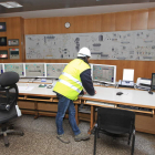 Una trabajadores en la sala de control de la cementera.