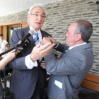 Vicente Fernández entregó el escudo a Luis del Olmo.