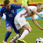 Iniesta, entrado en falta por Rog, en el partido ante Croacia.