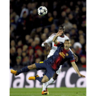 El defensa del Barcelona Javier Mascherano corta el balón en un lance del encuentro.