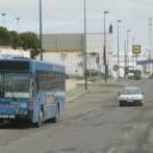 Uno de los autobuses urbanos que recorre el municipio a su paso por Trobajo del Camino