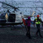 El hombre y la mujer, residentes en Alicante y Gijón, salieron de ruta con raquetas de nieve. DL