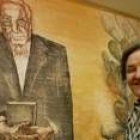 Consuelo Cano Gordón posaba ayer en la Universidad ante el mural dedicado a su abuelo