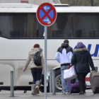 Pasajeros abandonan un autobús procedente de Bucarest en la Estación Central de Berlín.