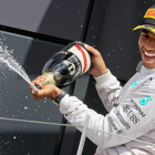 Hamilton celebra en el podio su triunfo en el Gran Premio de Silverstone