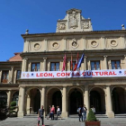 Pancarta de apoyo a la Cultural colocada en el Ayuntamiento de la plaza San Marcelo.