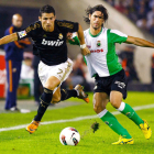 Ronaldo lucha un balón con el defensa del Racing de Santander Domingo Cisma.