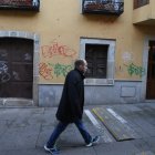 El Ayuntamiento invertirá en la limpieza de pintadas en las fachadas. L. DE LA MATA