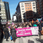 Manifestantes por las calles de Ponferrada.