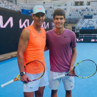 Nadal junto a Carlos Alcaraz, tras entrenar juntos antes de que comience el torneo australiano. C. A.