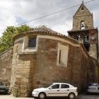 Vista del exterior y el interior de la iglesia de La Asunción en Rabanal del Camino. RAMIRO/ DL
