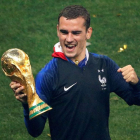Griezmann, futbolista del Atlético, celebra el triunfo con la copa de los campeones. LAVANDEIRA JR