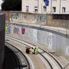 Los operarios de mantenimiento revisaron ayer las tuberías de servicios. MARCIANO