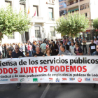 Momento de la protesta de los funcionarios a la altura de la Subdelegación.