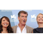 La directora de cine danesa Susanne Bier posa junto a los actores Pierce Brosnan y Trine Dyrholm.