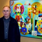 El artista Joaquín Ferrer Guallar junto a una de sus obras