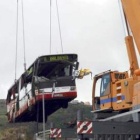 Una grúa retira el autobús que sufrió un accidente tras volcar en La Palma.