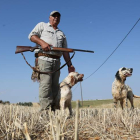 Ribera junto a sus dos perros en la primera jornada de la media veda de caza en León