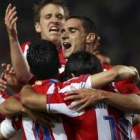 Los jugadores del Atlético festejan uno de los goles logrados ayer