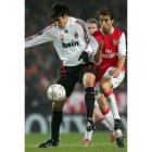 Kaka controla un balón ante el acoso de los ingleses