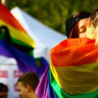 Una pareja durante la celebración del Orgullo LGTBI en Barcelona.