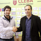 Javi Callejo, a la izquierda, estrecha la mano al presidente del Cleba, Roberto Álvarez.
