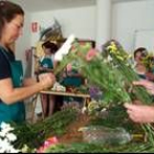 Las alumnas del curso de floristería durante una de sus clases