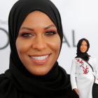 La esgrimista norteamericana Ibtihaj Muhammad con su Barbie.