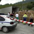 Miembros de la Ertzaintza vacían el contenido del camión para sacar los cuatro cadáveres