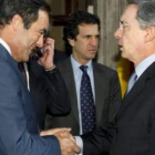 Álvaro Uribe saluda a José Bono durante su visita a España