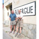 Jaime y José María, en el exterior del albergue de Cistierna